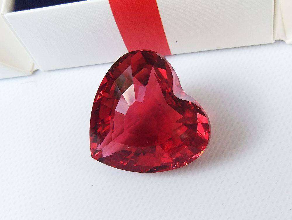 A vintage 1998 Swarovski red crystal heart paperweight in original box - Swarovski Collectors club