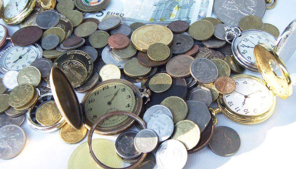 A bunch of medallions , over 100 world coins + 5 Euro note and allot of spare watch parts