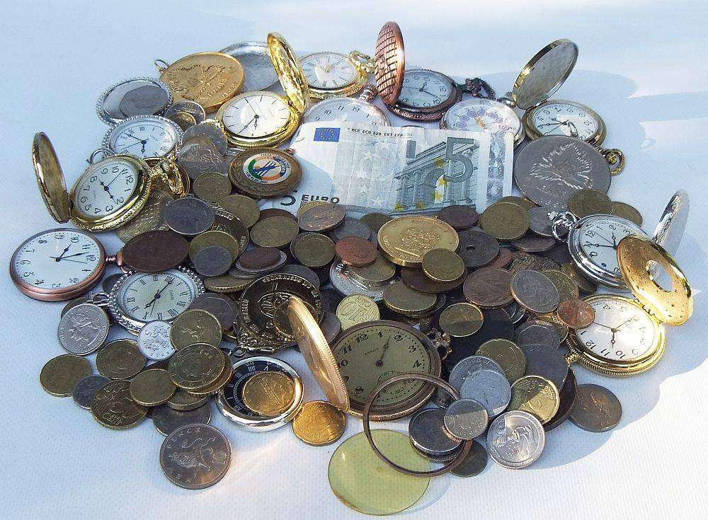 A bunch of medallions , over 100 world coins + 5 Euro note and allot of spare watch parts