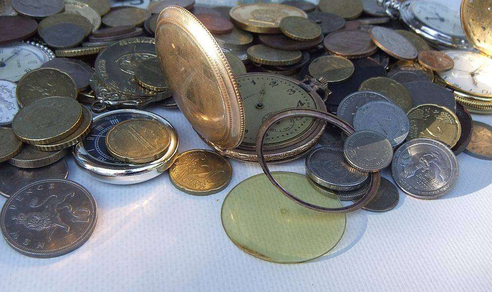 A bunch of medallions , over 100 world coins + 5 Euro note and allot of spare watch parts