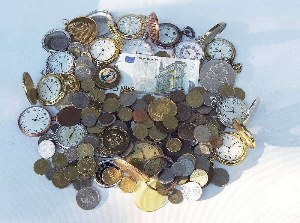 A bunch of medallions , over 100 world coins + 5 Euro note and allot of spare watch parts