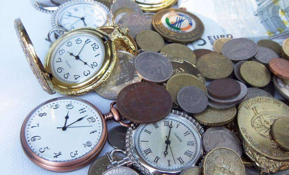A bunch of medallions , over 100 world coins + 5 Euro note and allot of spare watch parts