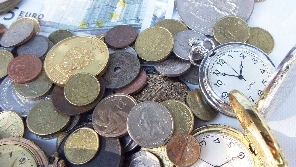 A bunch of medallions , over 100 world coins + 5 Euro note and allot of spare watch parts