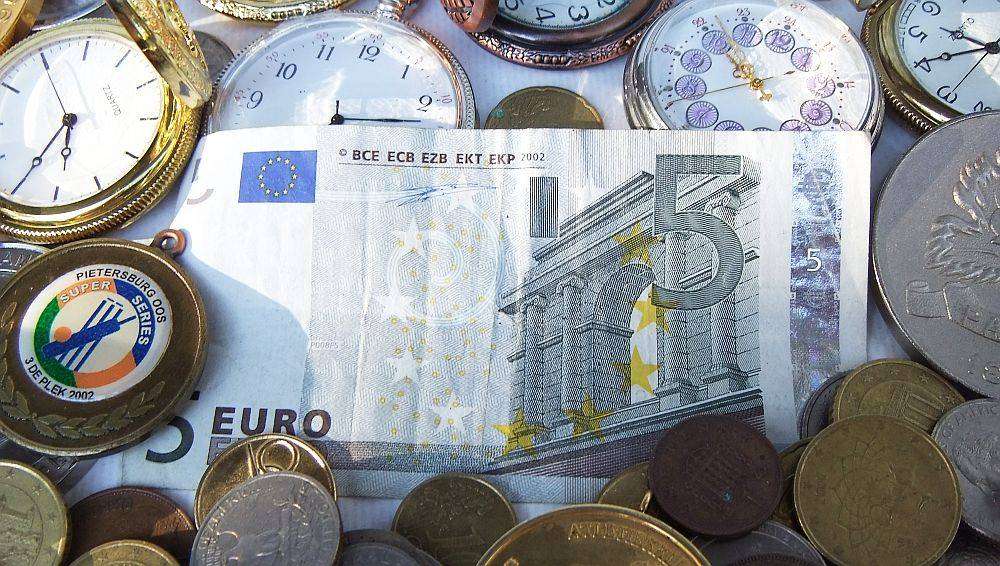 A bunch of medallions , over 100 world coins + 5 Euro note and allot of spare watch parts