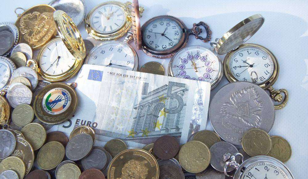 A bunch of medallions , over 100 world coins + 5 Euro note and allot of spare watch parts