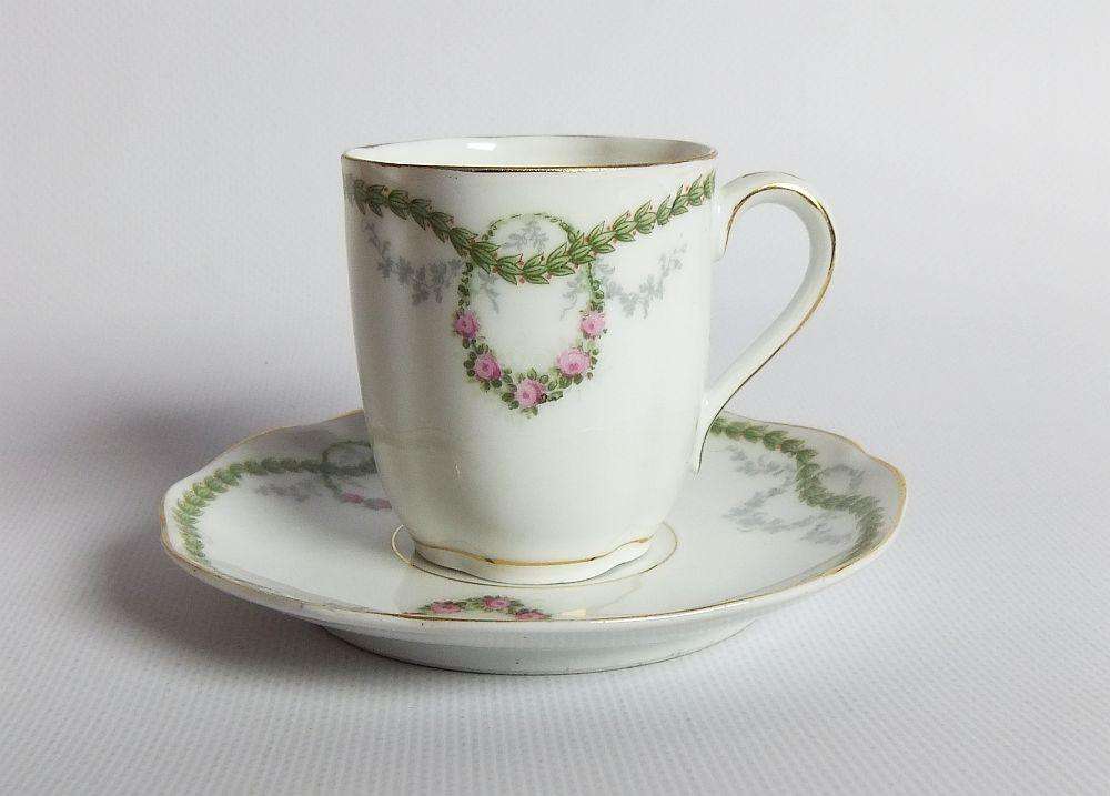 An early 20th centrury Bavarian porcelain duo in the Chrysantheme pattern , espresso sized