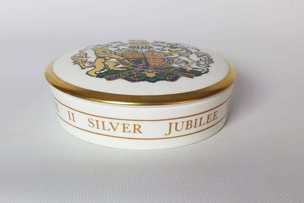 A vintage 1977 Silver Jubilee royal commemorative porcelain trinket box by Coalport England