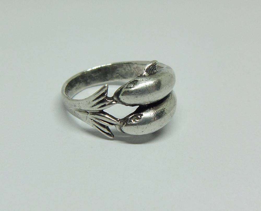 A playful vintage solid sterling silver double Dolphin ring for your collection