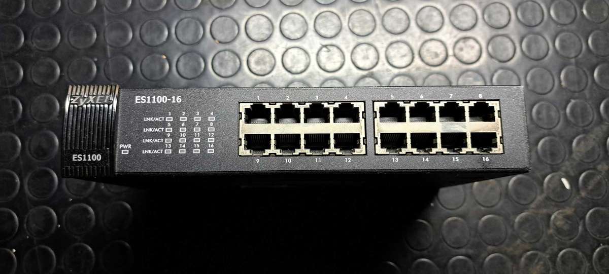 ZyXEL ES1100 16-Port 10/100 Unmanaged PoE Desktop Switch