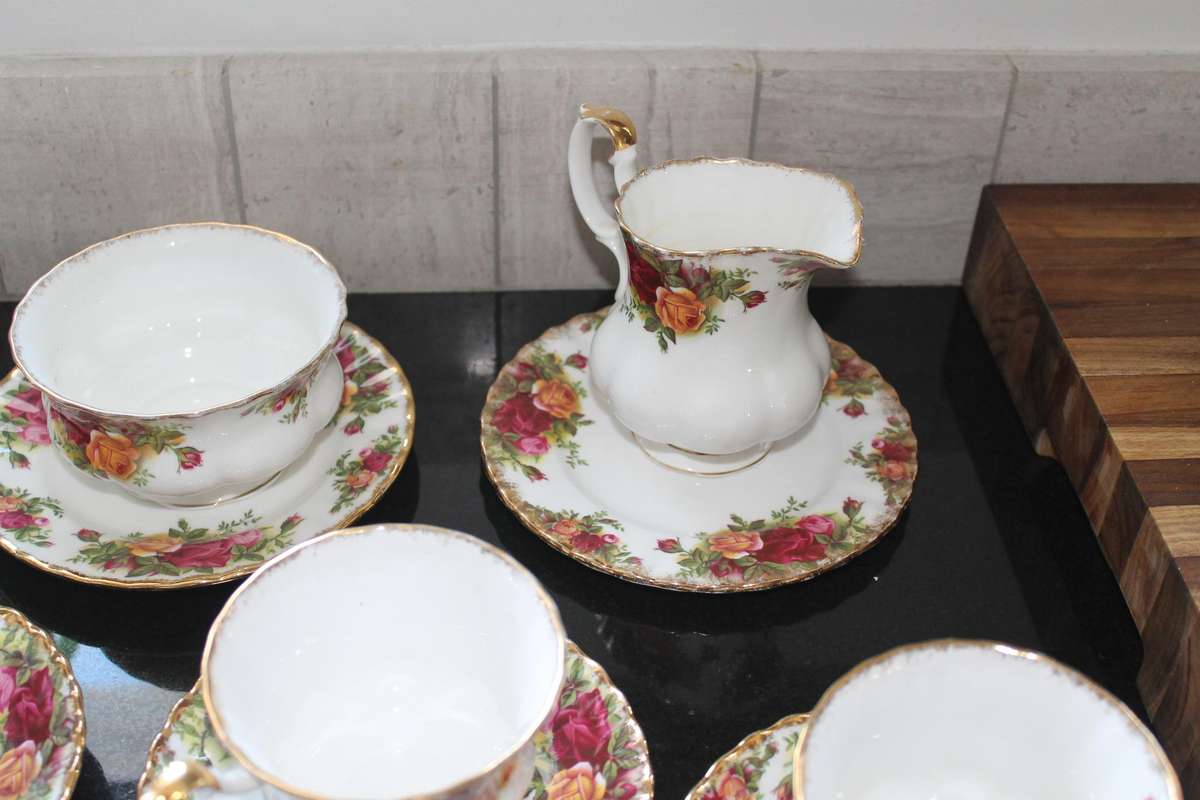 1 x set of 6 Royal Albert "Old Country Roses" Bone China England.