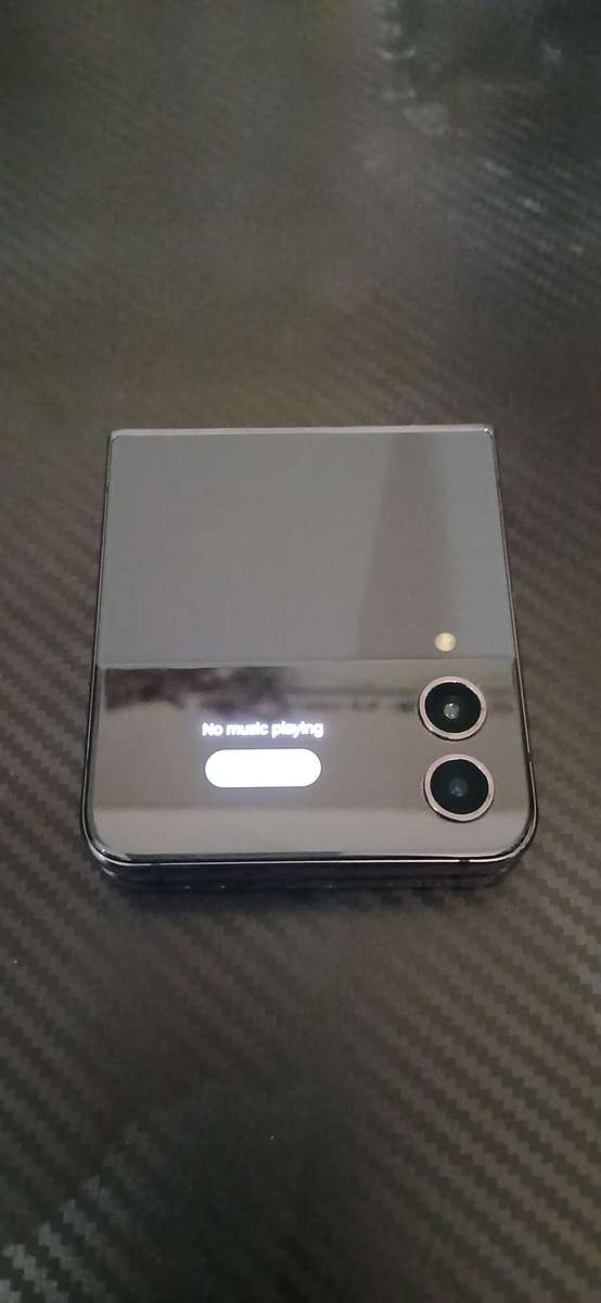 Samsung Galaxy Z Flip4 - 512GB!! Excellent Condition - upgradable to GalaxyAI (OneUI 6.1.1)