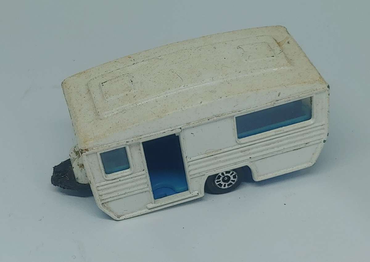 CORGI JUNIORS CARAVAN DAMAGED HITCH NO DOOR