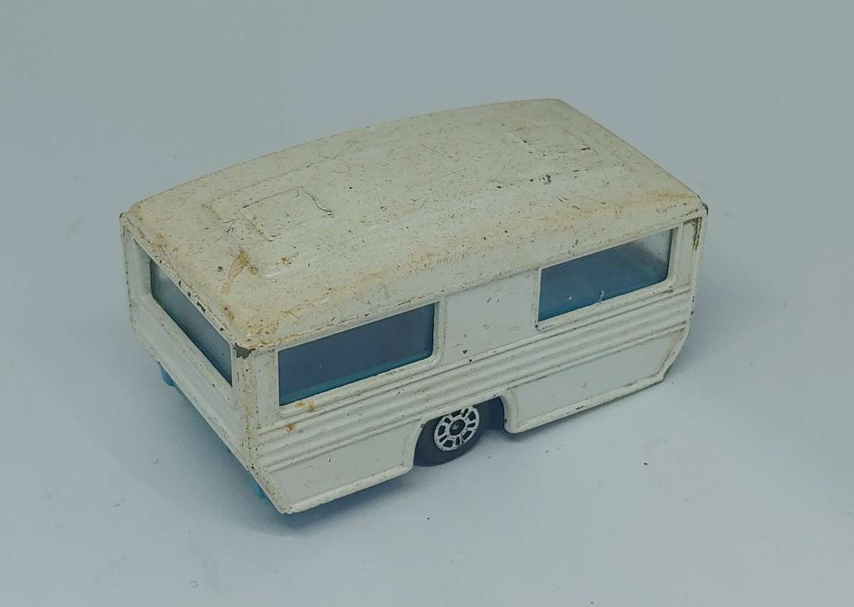 CORGI JUNIORS CARAVAN DAMAGED HITCH NO DOOR