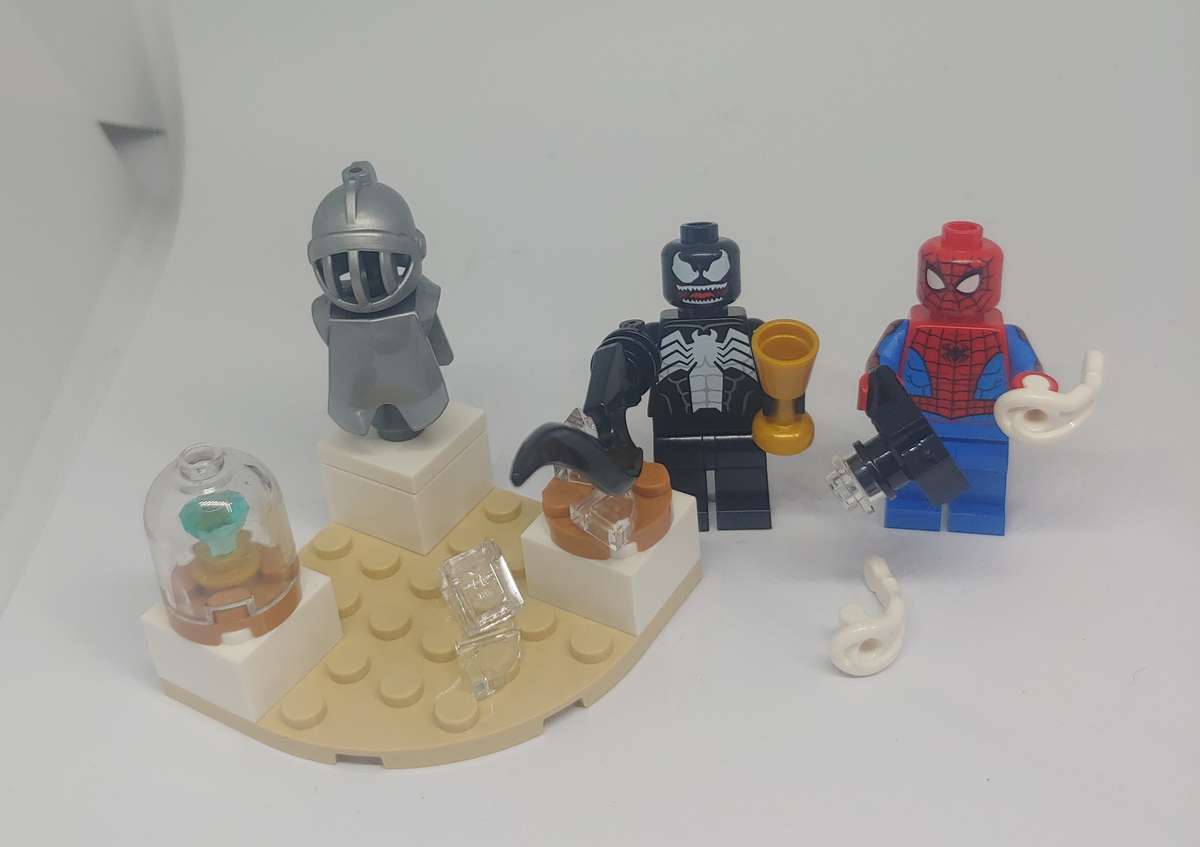 LEGO SPIDERMAN AND VENOM WITH INSTRUCTIONS IN ZIPLOCK BAG