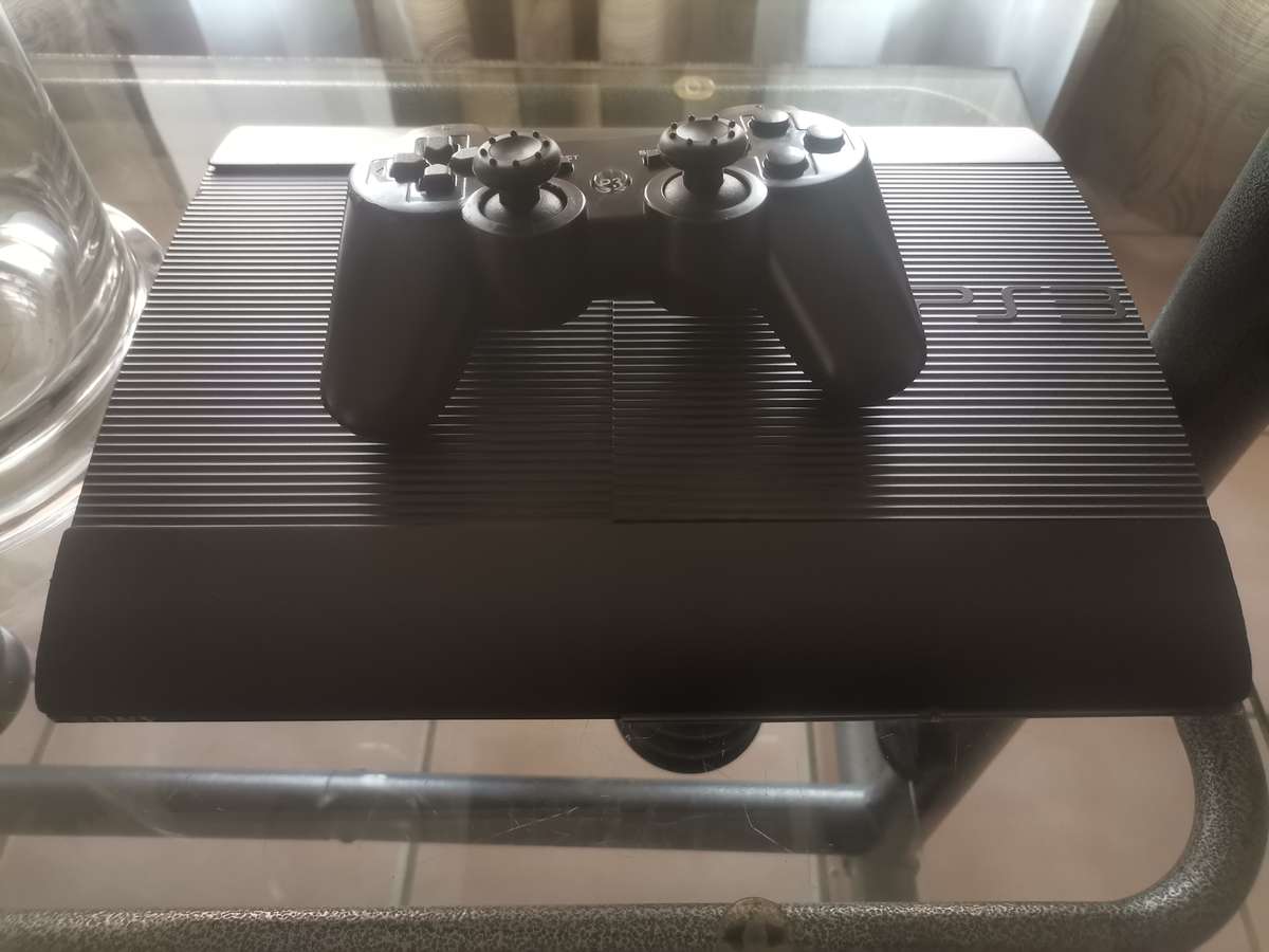 Playstation 3 Super slim 500GB 1 Control All Cables 44 Games on Harddrive Game list in the List