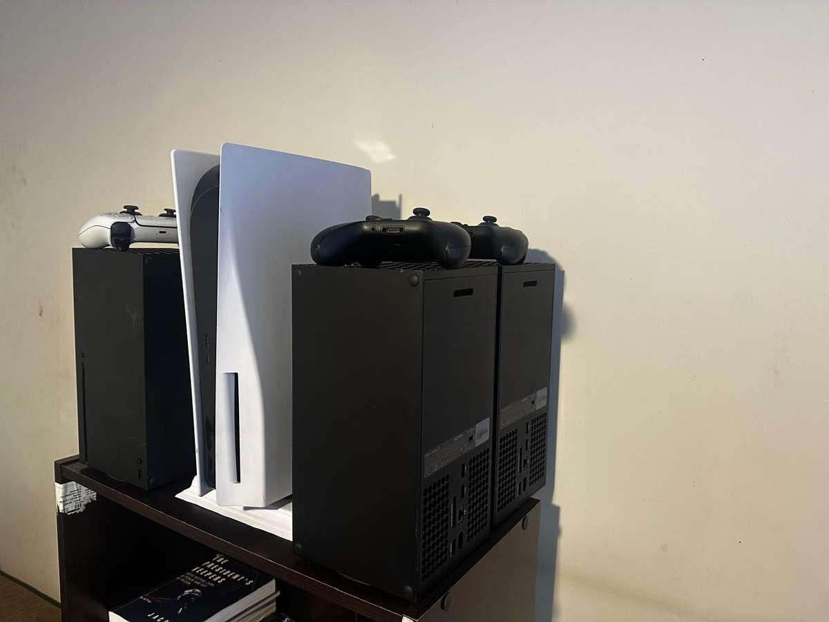 Xbox series X with one controller