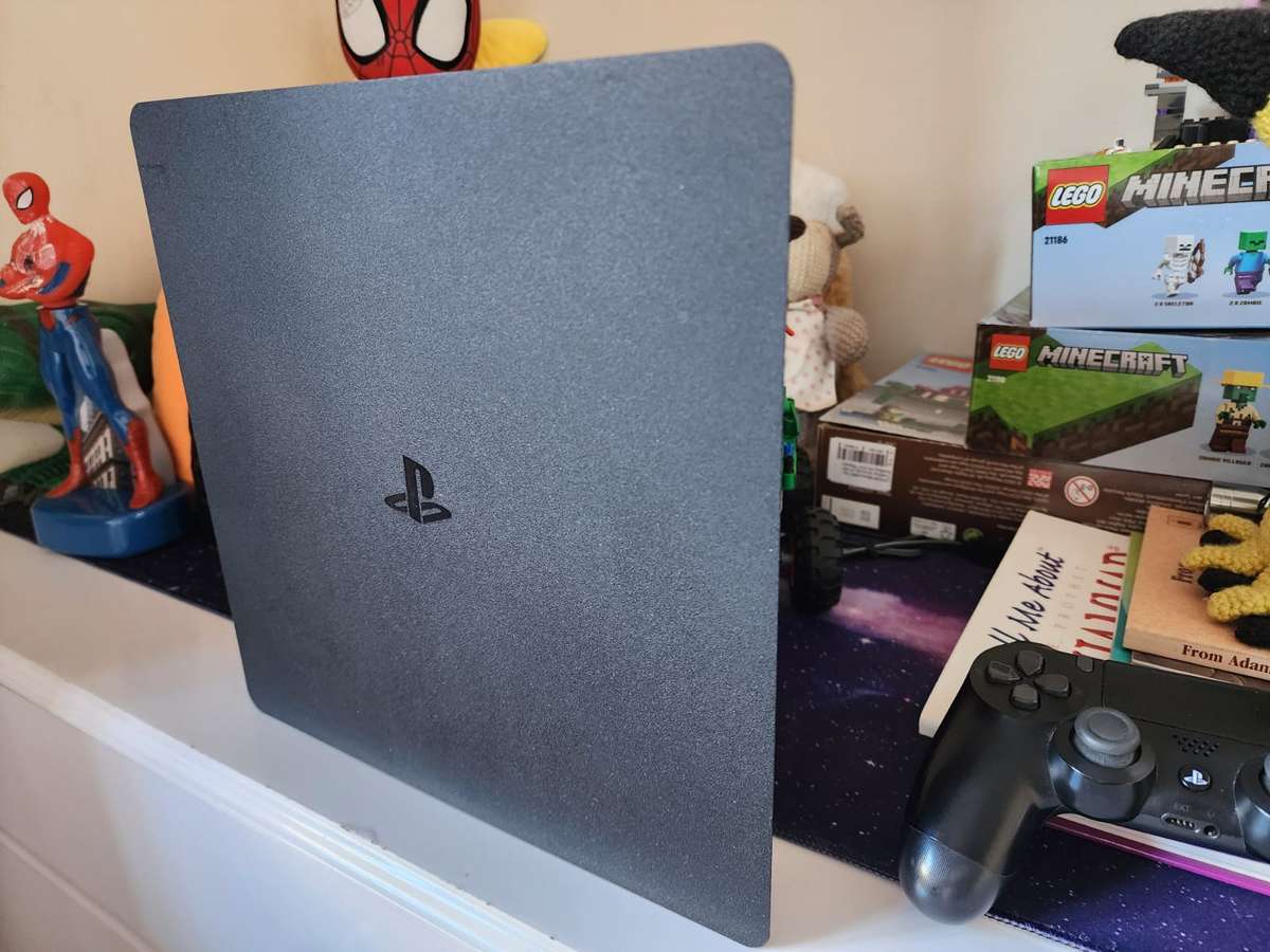PS4 500GB Slimline + 1 V2 Controller