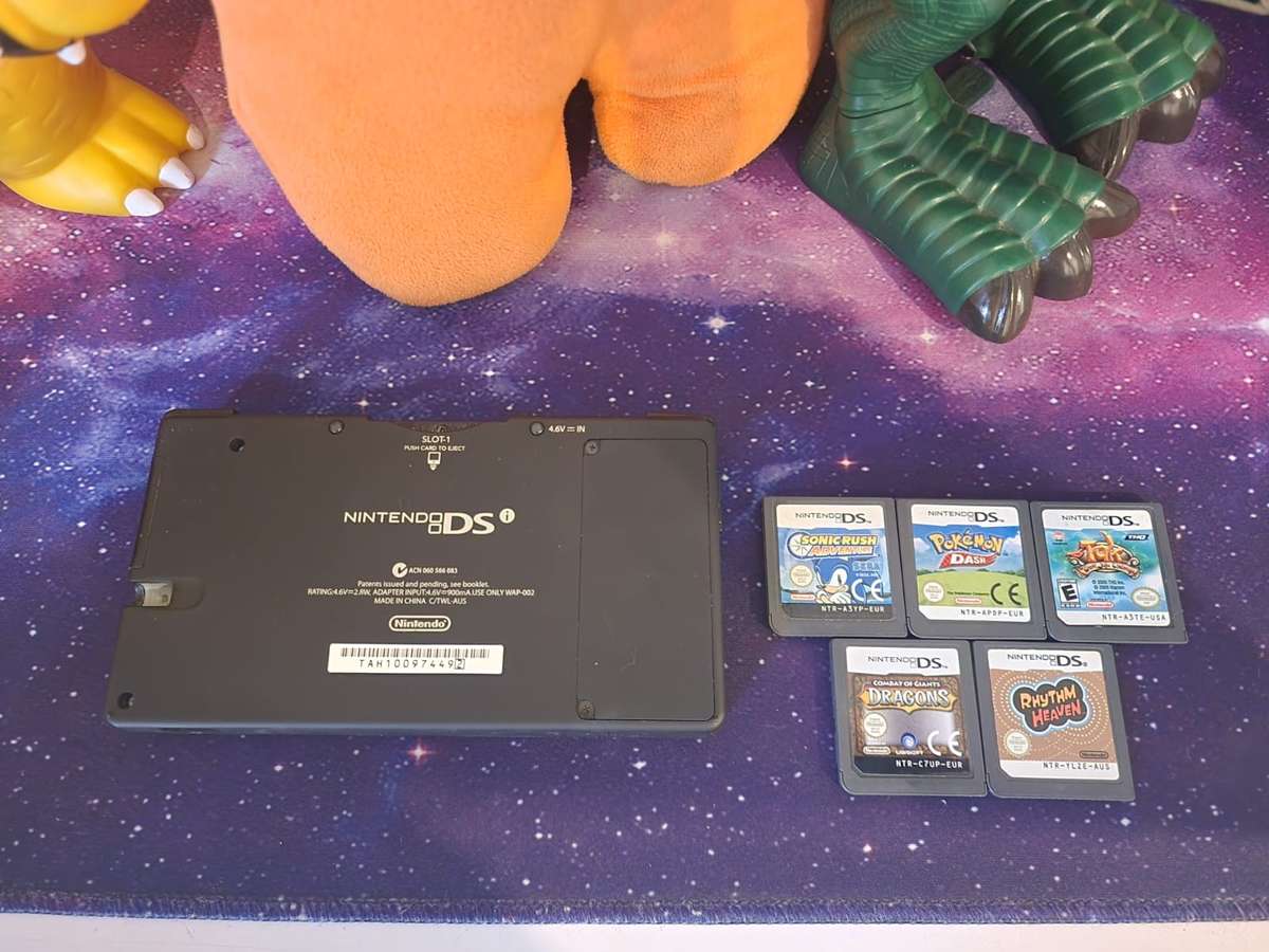 Nintendo DSi + 5 Games (Pre-owned)