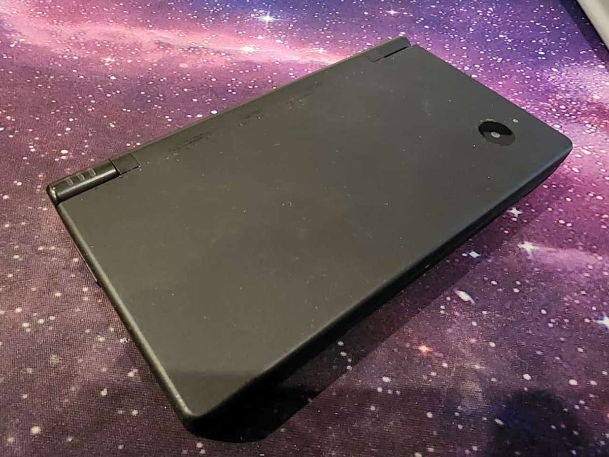 Nintendo DSi + 5 Games (Pre-owned)