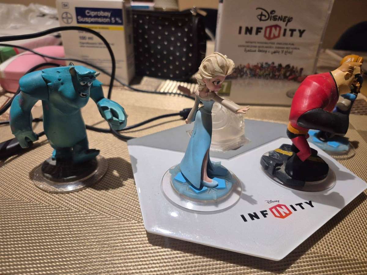 PS3 Disney Infinity Base Set with 4 Figurines  Pre-Owned (Includes Game Disc)