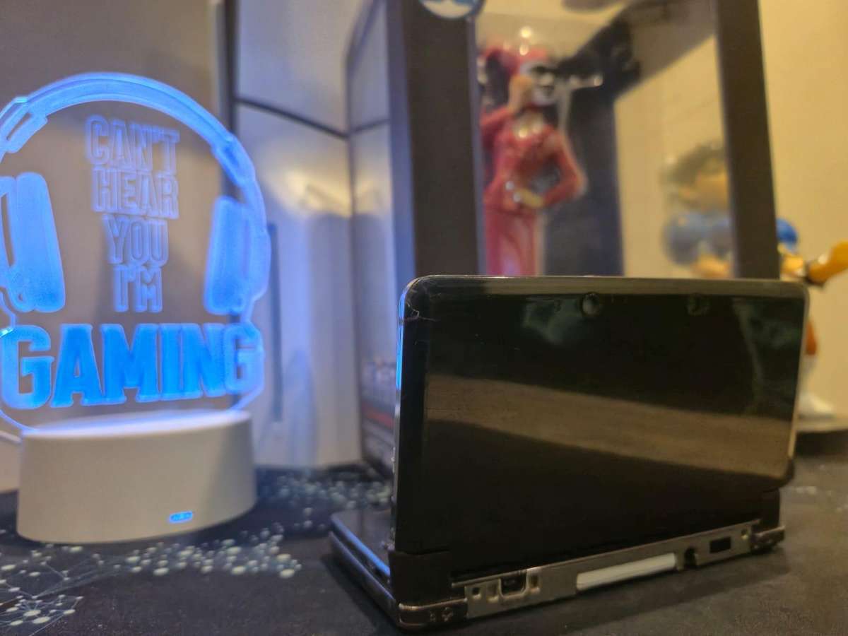 Nintendo 3DS Cosmo Black, 32GB SD Card, Custom Firmware