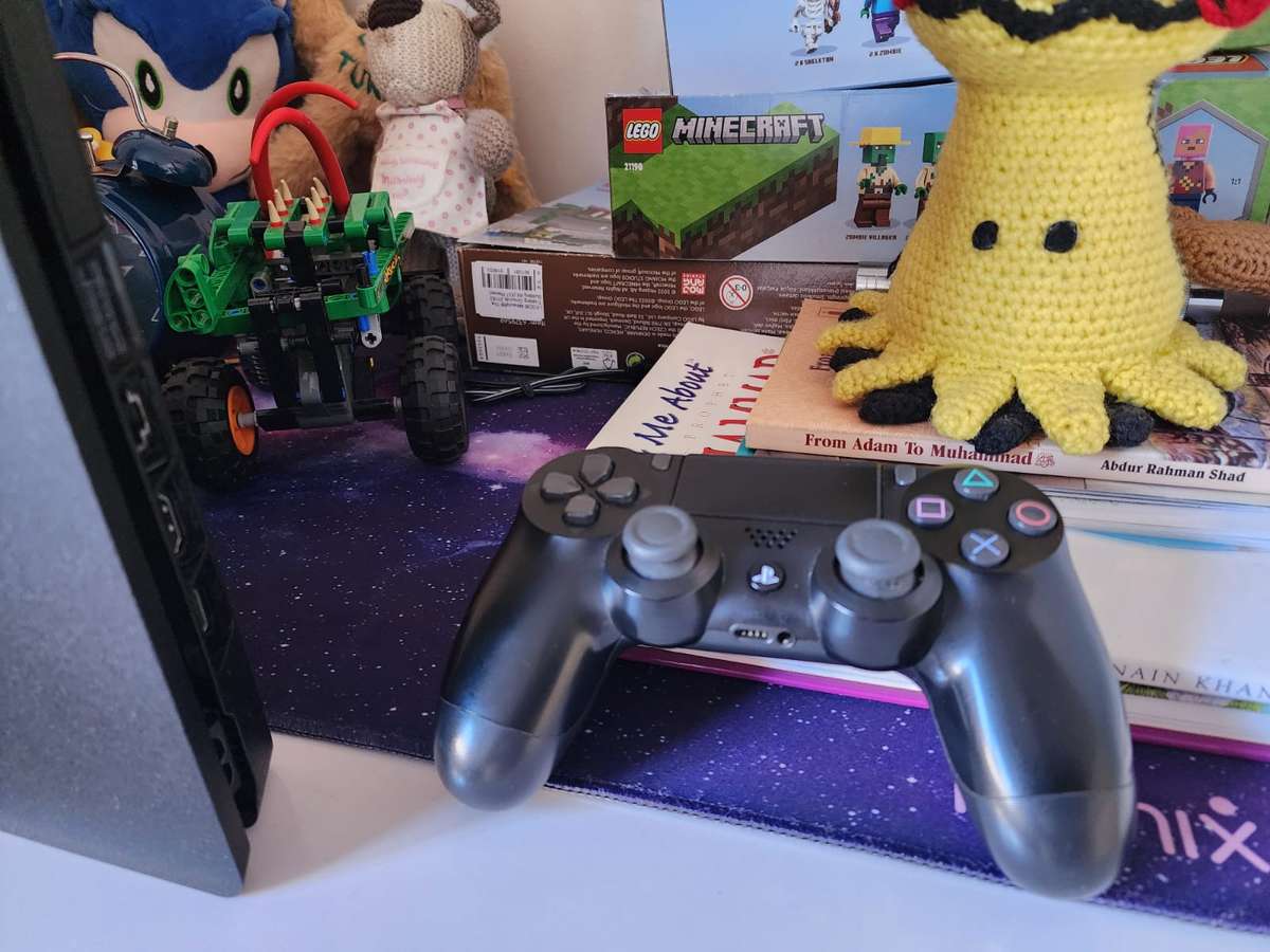 PS4 500GB Slimline + 1 V2 Controller