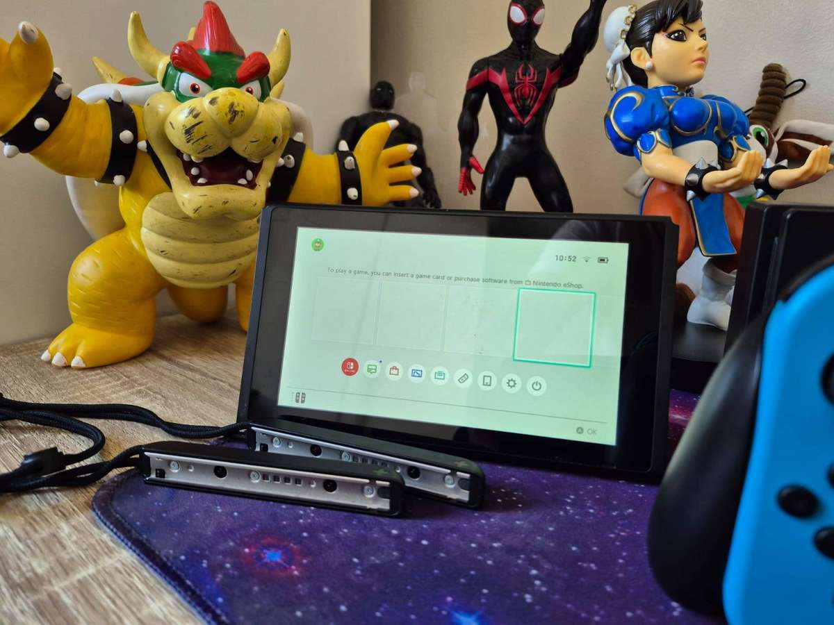 Nintendo Switch V2, Complete Set (Pre-owned)