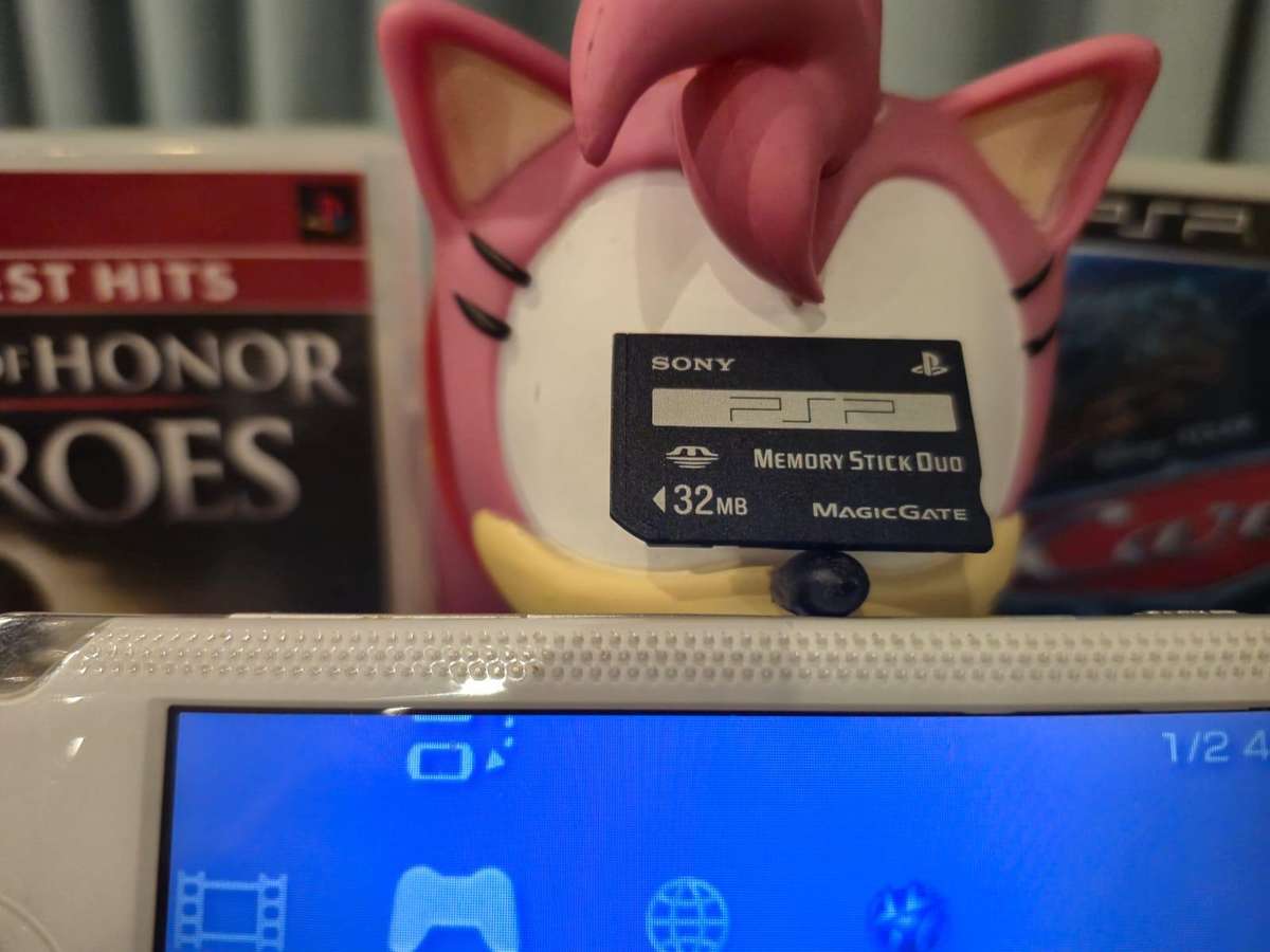 PSP 1000 Limited Edition White, 6 Games