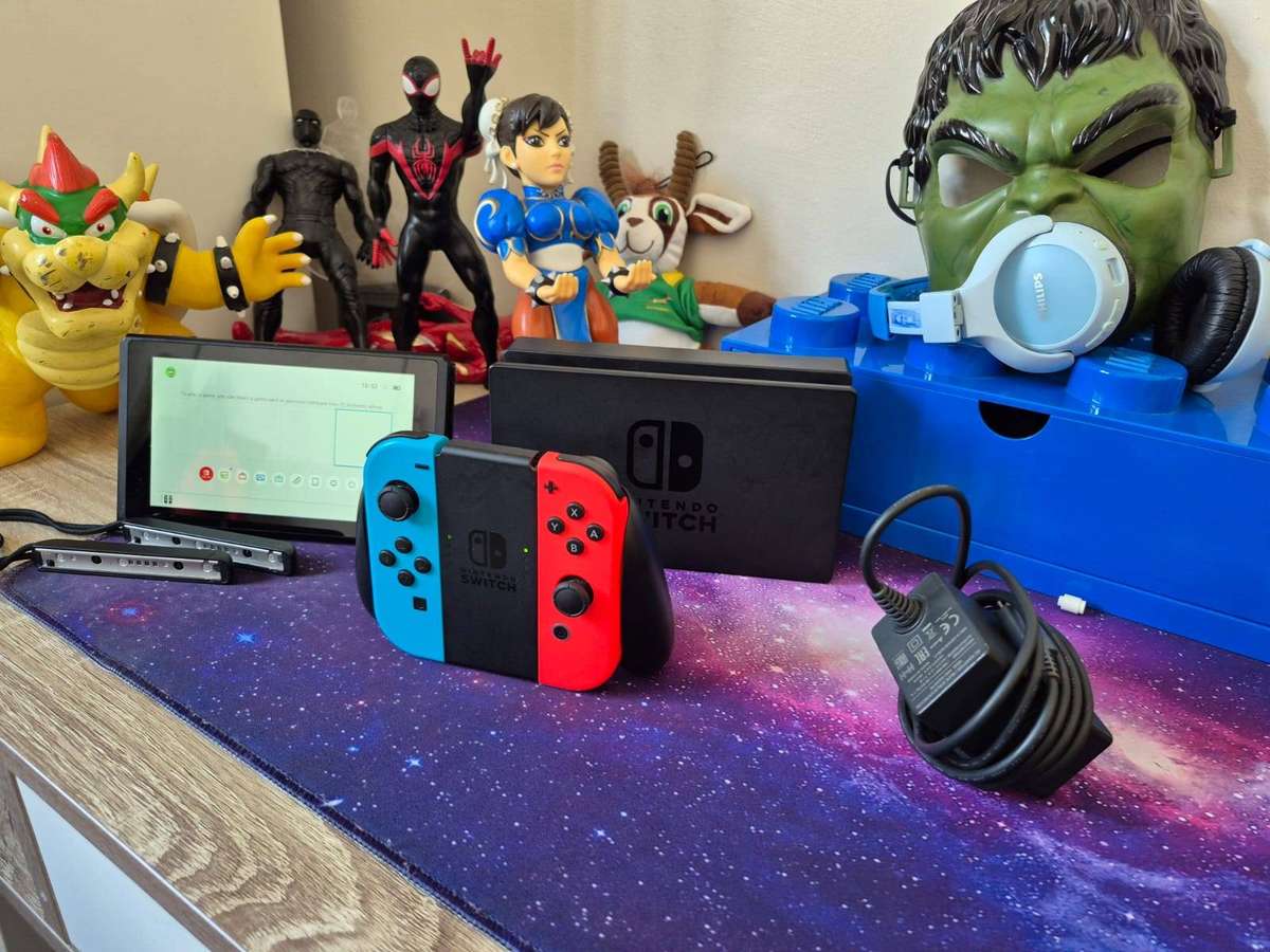 Nintendo Switch V2, Complete Set (Pre-owned)