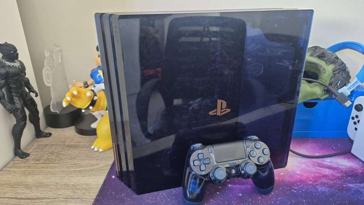 PS4 PRO 500 Million Limited Edition Console (Pre-owned)