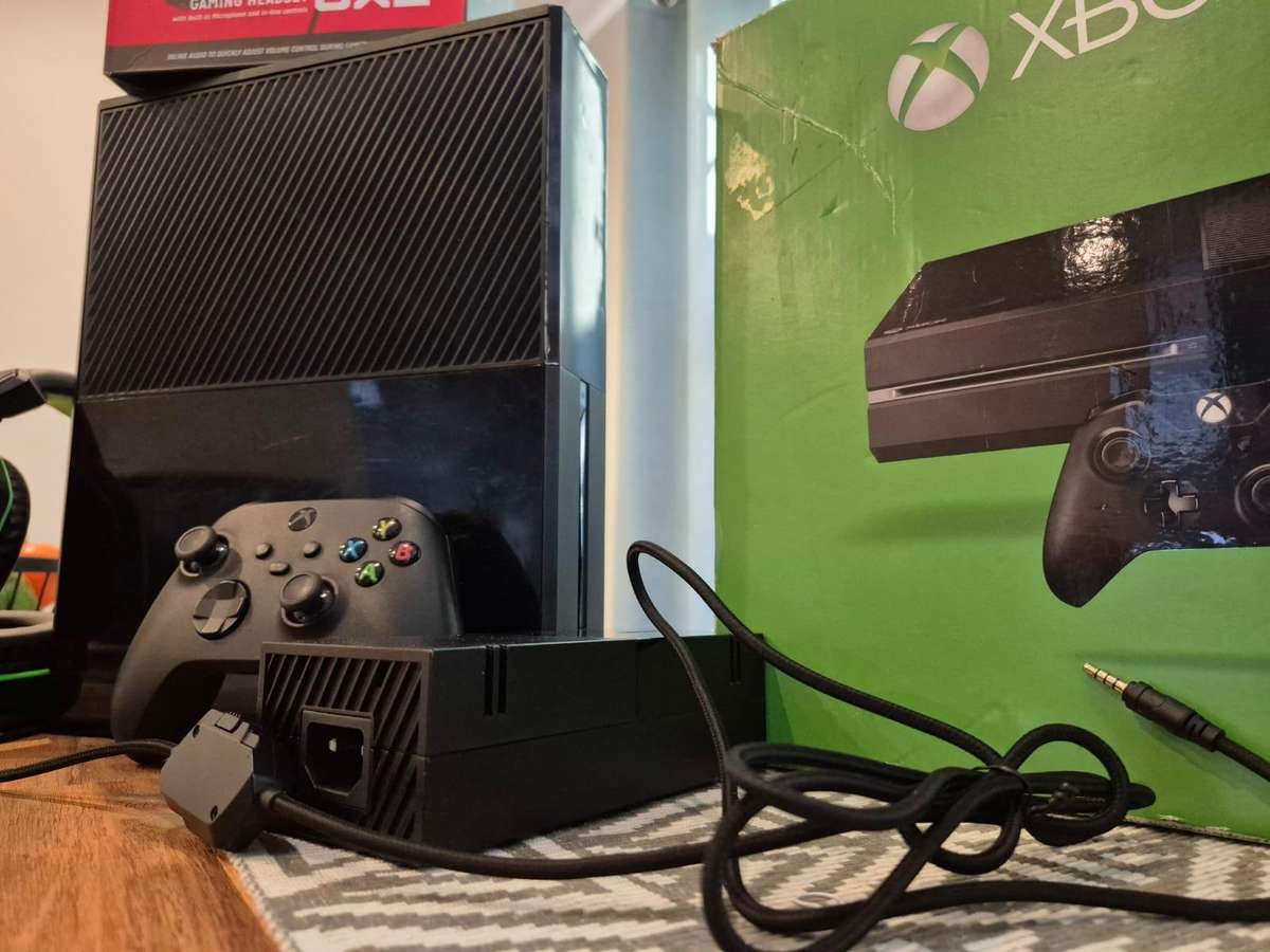 Xbox One 500GB, Controller (Series S/X), Original Packaging, Gaming Headset (Pre-owned)