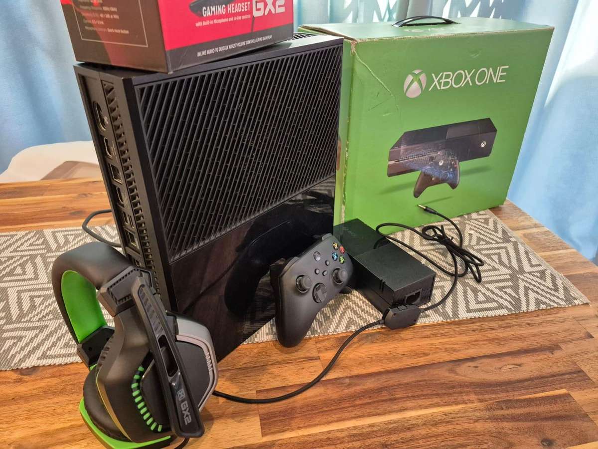 Xbox One 500GB, Controller (Series S/X), Original Packaging, Gaming Headset (Pre-owned)