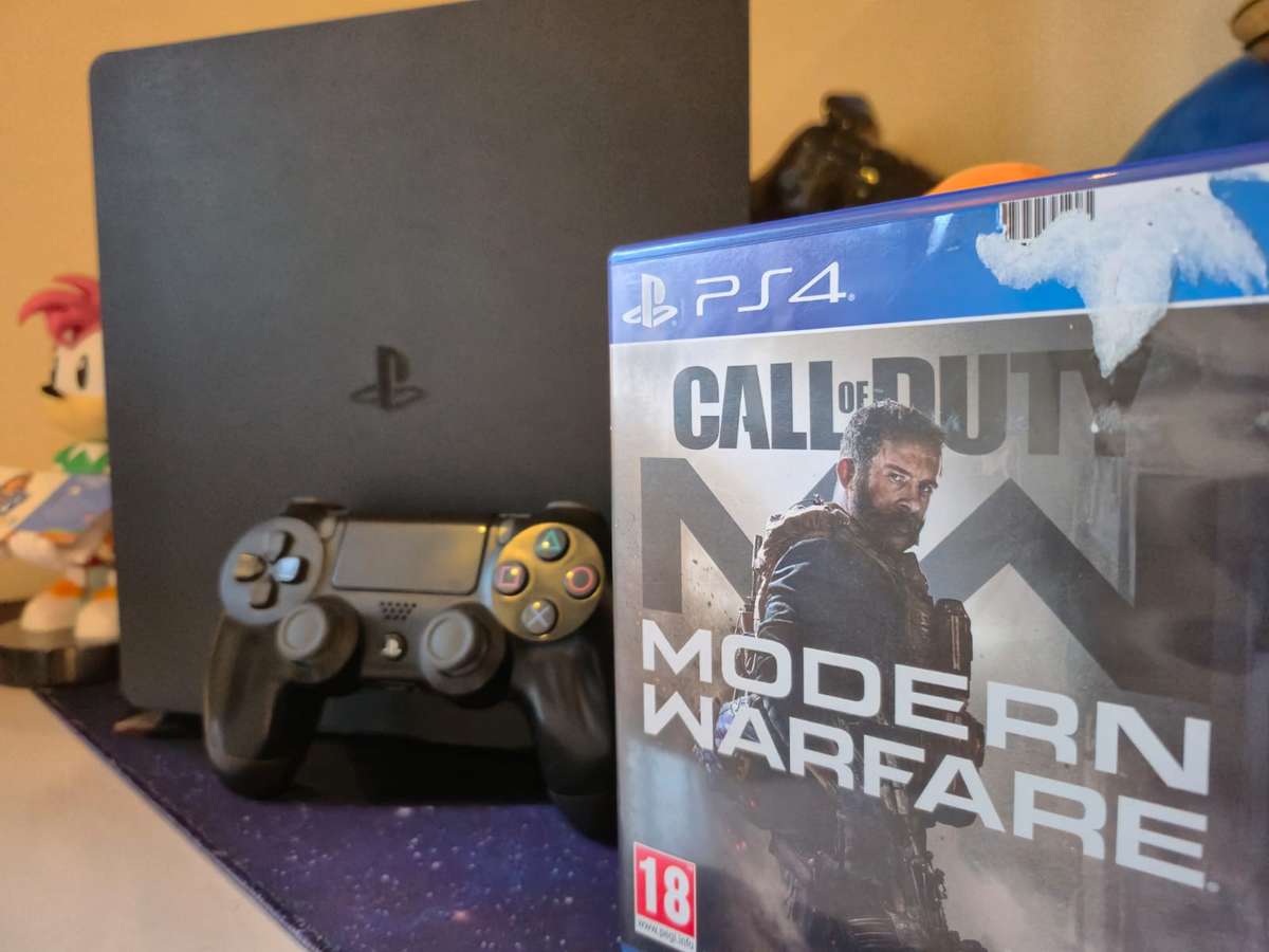 PS4 1TB Slimline + Call of Duty Modern Warfare (Pre-owned)