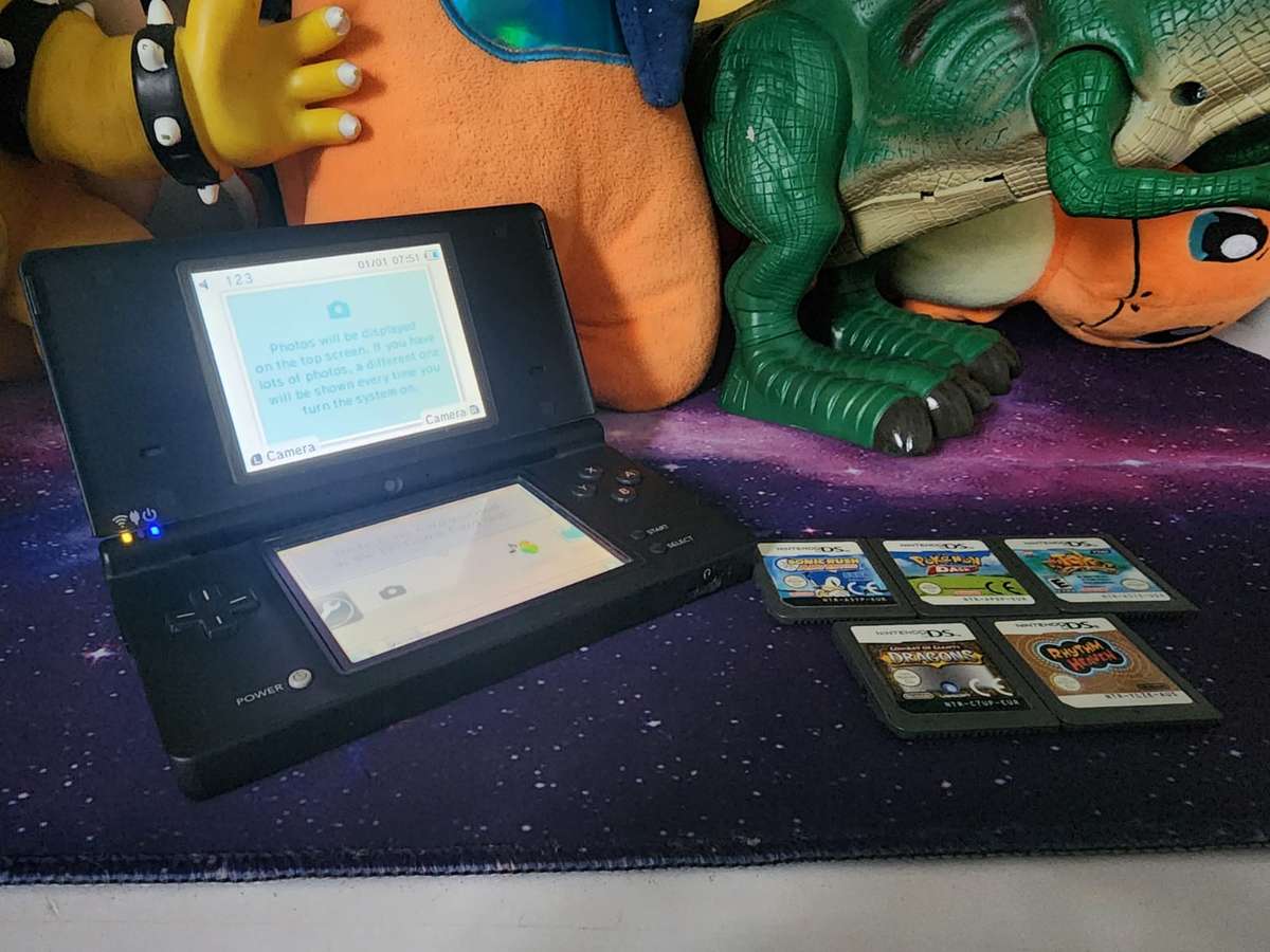 Nintendo DSi + 5 Games (Pre-owned)