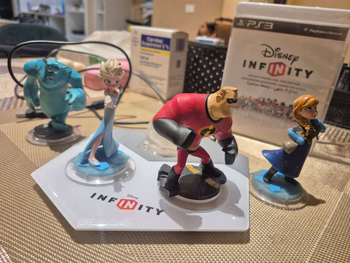 PS3 Disney Infinity Base Set with 4 Figurines  Pre-Owned (Includes Game Disc)