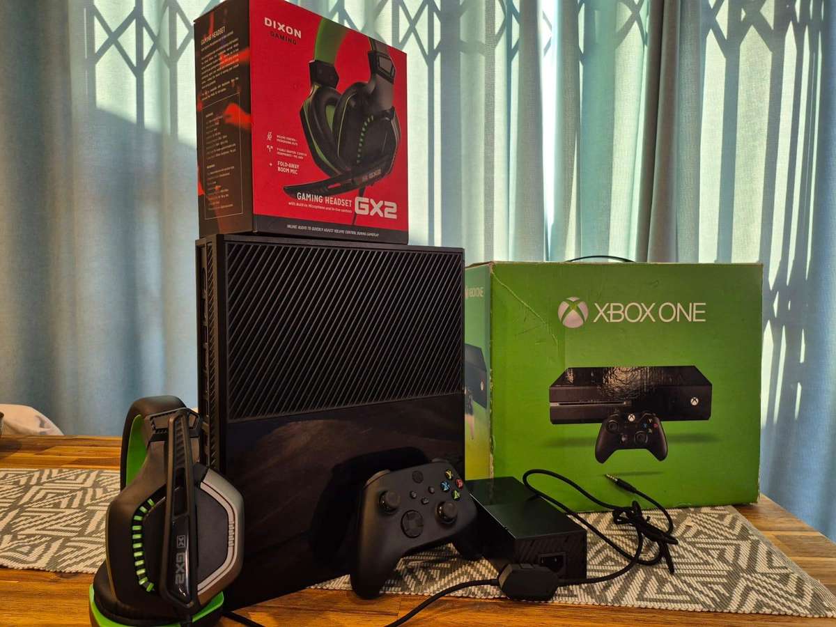 Xbox One 500GB, Controller (Series S/X), Original Packaging, Gaming Headset (Pre-owned)