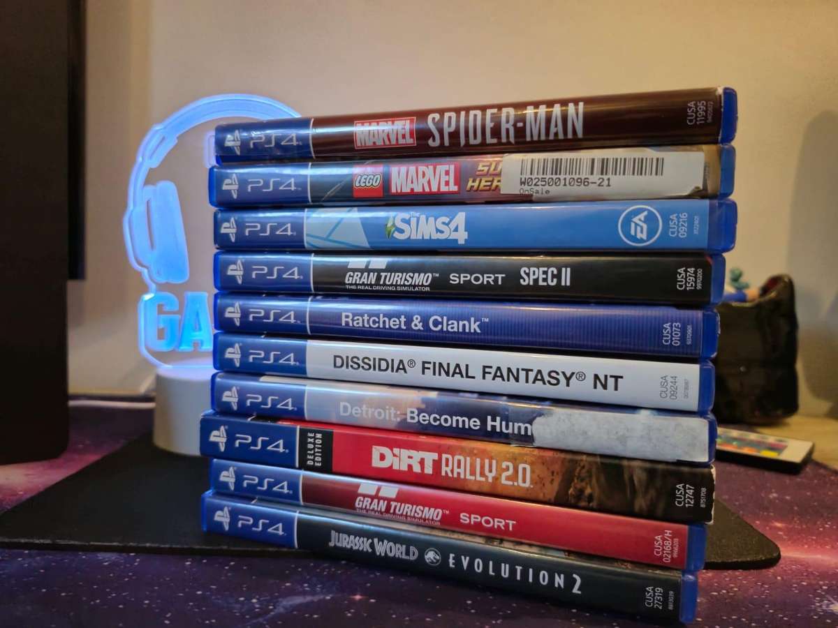 PS4 500GB Slimline (HDR), 1 Controller + 10 PS4 Games