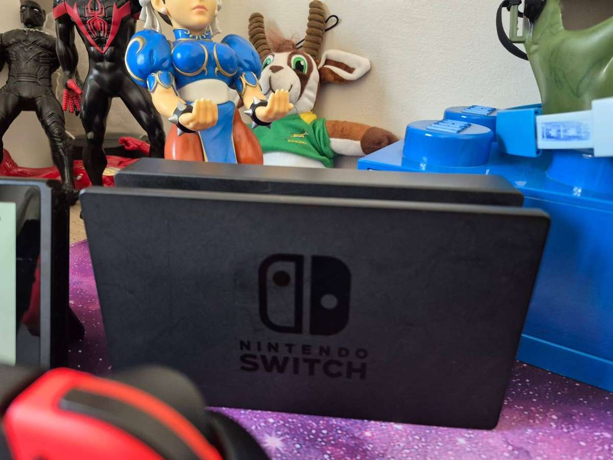 Nintendo Switch V2, Complete Set (Pre-owned)