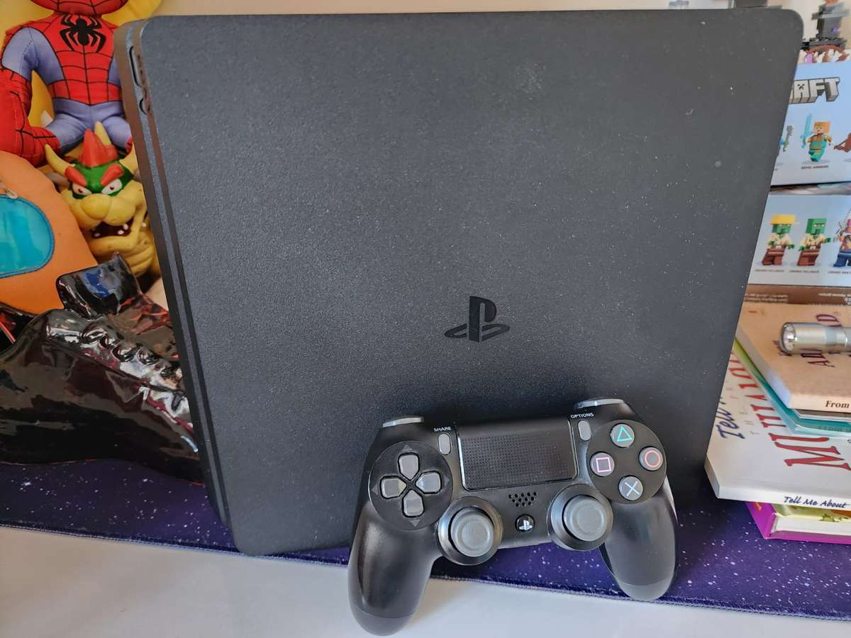PS4 500GB Slimline + 1 V2 Controller
