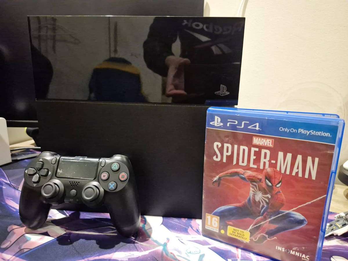 PS4 500GB Console, 1 Controller, Spiderman (Pre-owned)