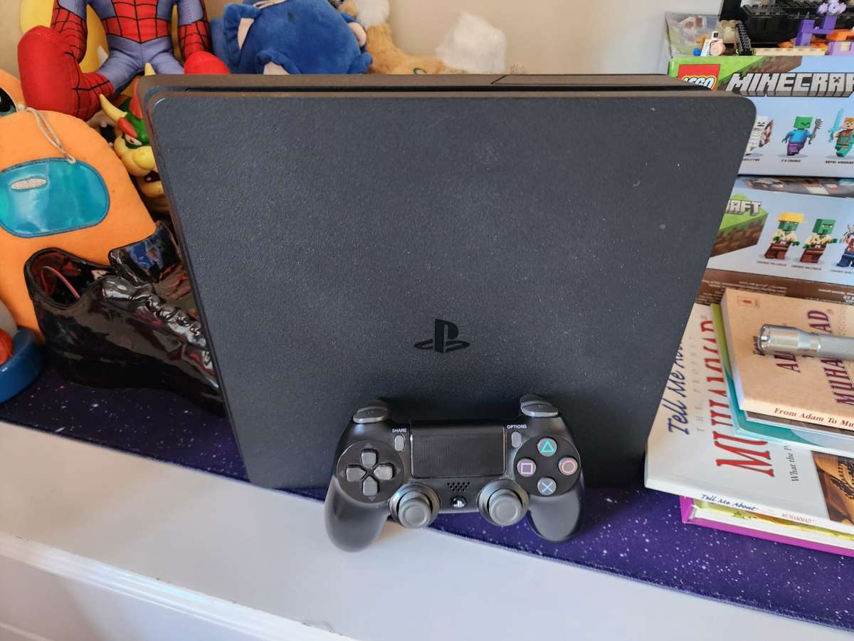 PS4 500GB Slimline + 1 V2 Controller
