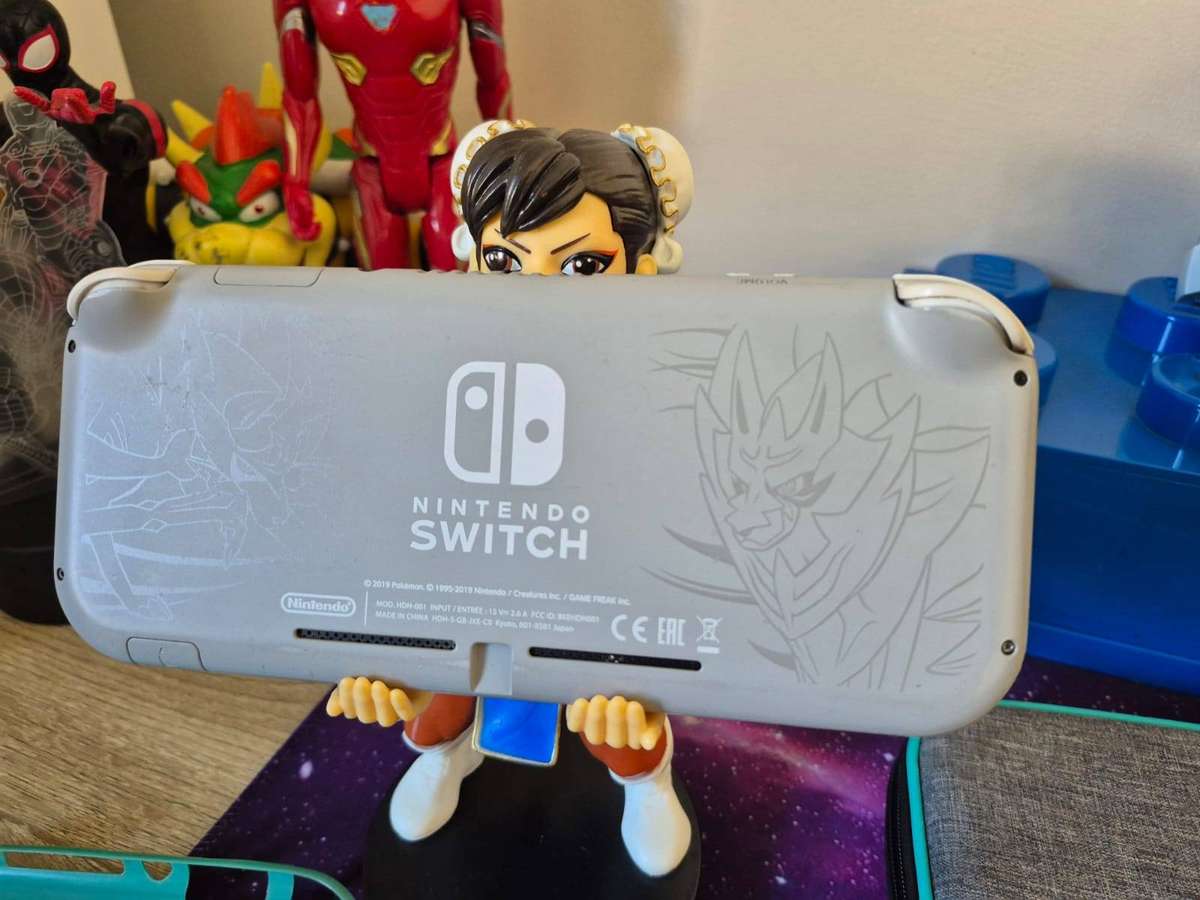 Nintendo Switch Lite 32GB  Zacian & Zamazenta Edition (Pre-owned)