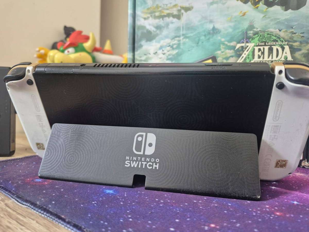 Limited Edition Nintendo Switch OLED  The Legend of Zelda: Tears of the Kingdom (Pre-Owned)