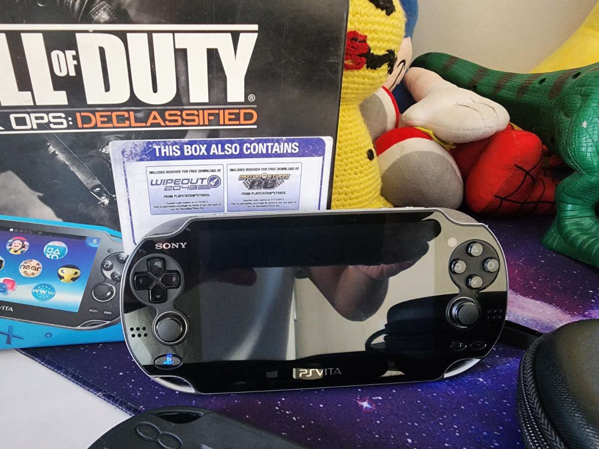 PS VITA WIFI OLED, 2 Games, Original Packaging (Pre-owned)