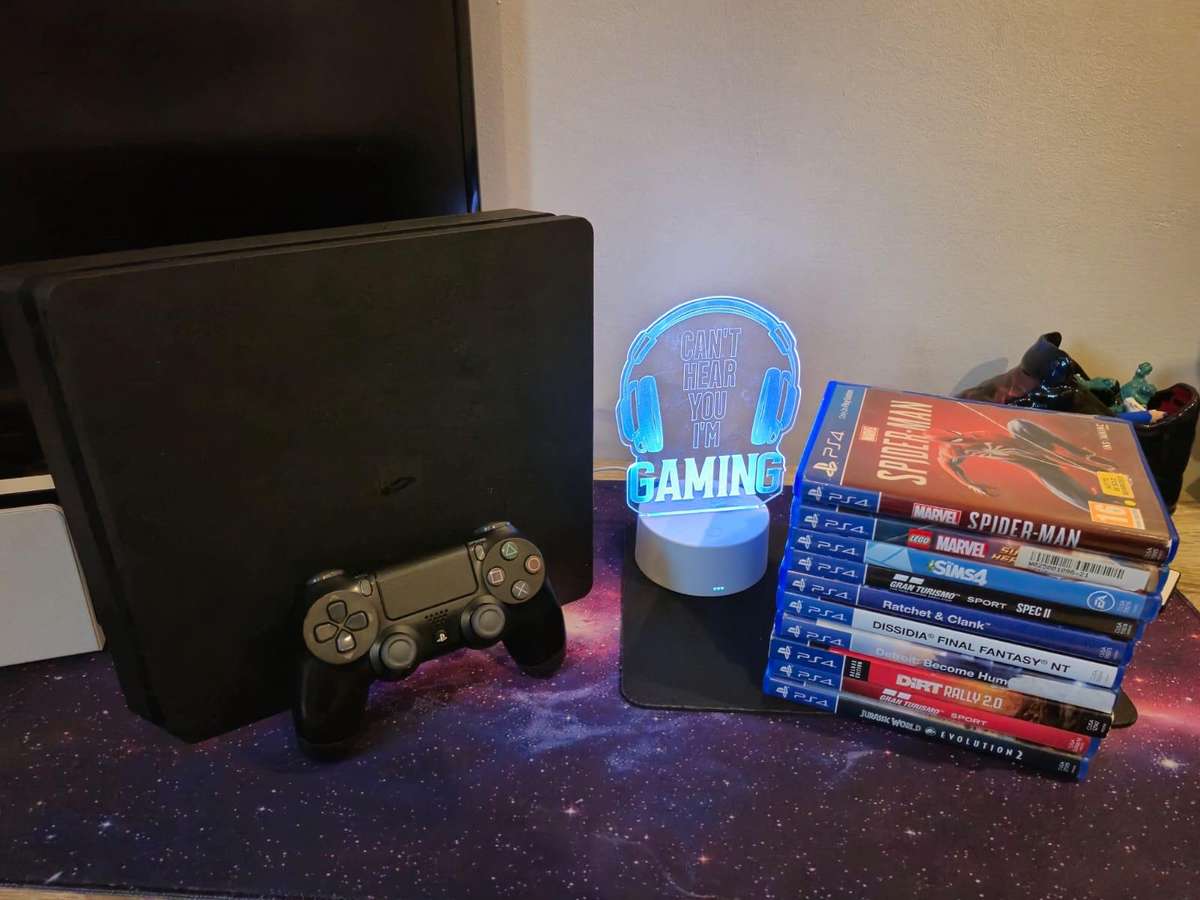 PS4 500GB Slimline (HDR), 1 Controller + 10 PS4 Games