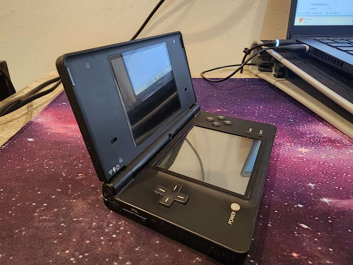 Nintendo DSi + 5 Games (Pre-owned)