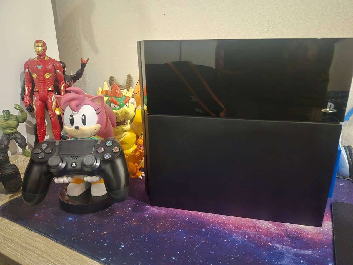 PS4 1TB Console, 1st Gen, 1 Controller, All Cables (Pre-owned)(30 day warranty)