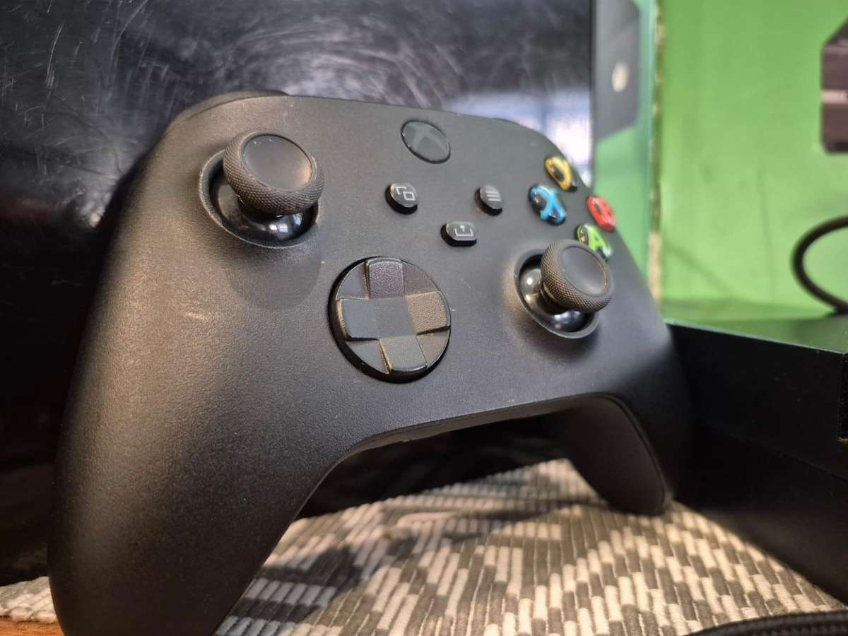 Xbox One 500GB, Controller (Series S/X), Original Packaging, Gaming Headset (Pre-owned)