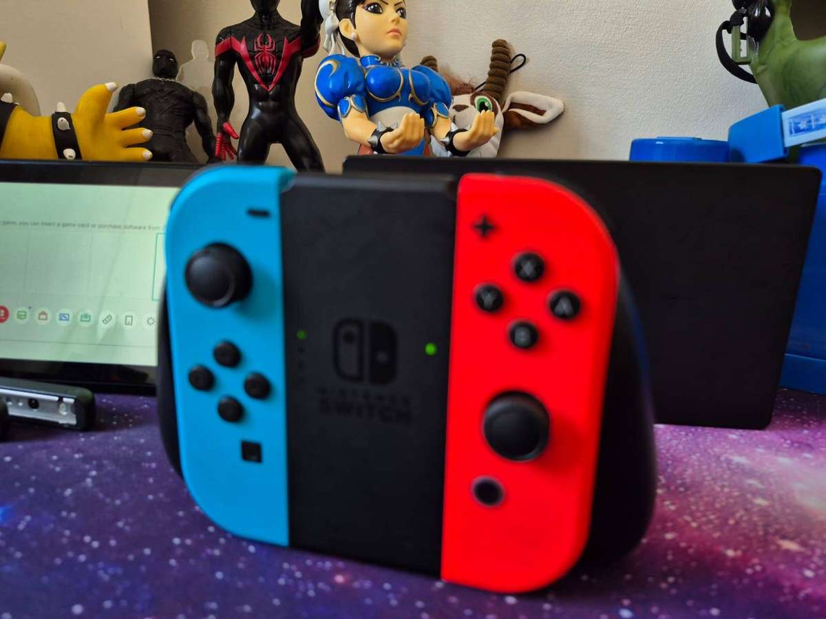 Nintendo Switch V2, Complete Set (Pre-owned)