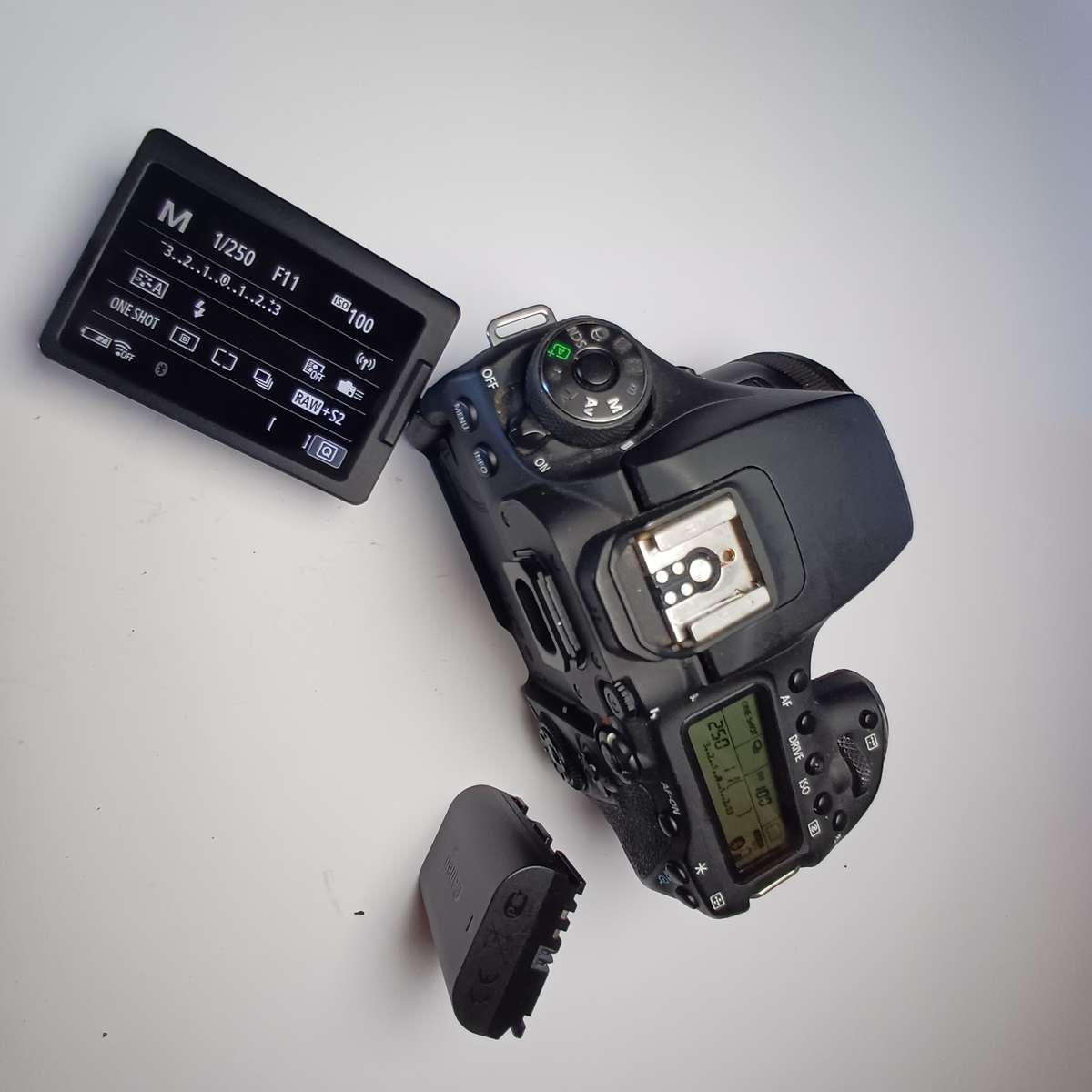 Canon EOS 90D DSLR 32.5mp + 50mm Lens + 2 Batteries